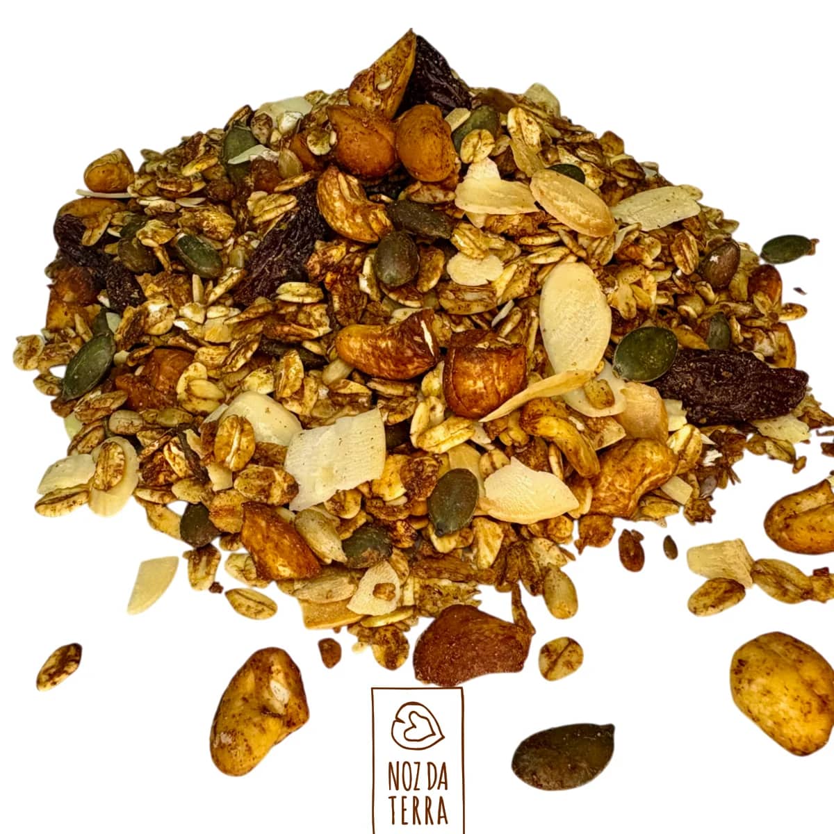 Esta imagem captura um montinho de granola de uva passa, uma combinação irresistível de ingredientes saudáveis e saborosos. A granola é composta por aveia crocante, uvas passas suculentas e um toque de mel, que se juntam para criar uma mistura perfeita de texturas e sabores. O contraste entre as uvas passas e os flocos de aveia torna este montinho visualmente atraente, convidando a uma experiência de degustação deliciosa e nutritiva.