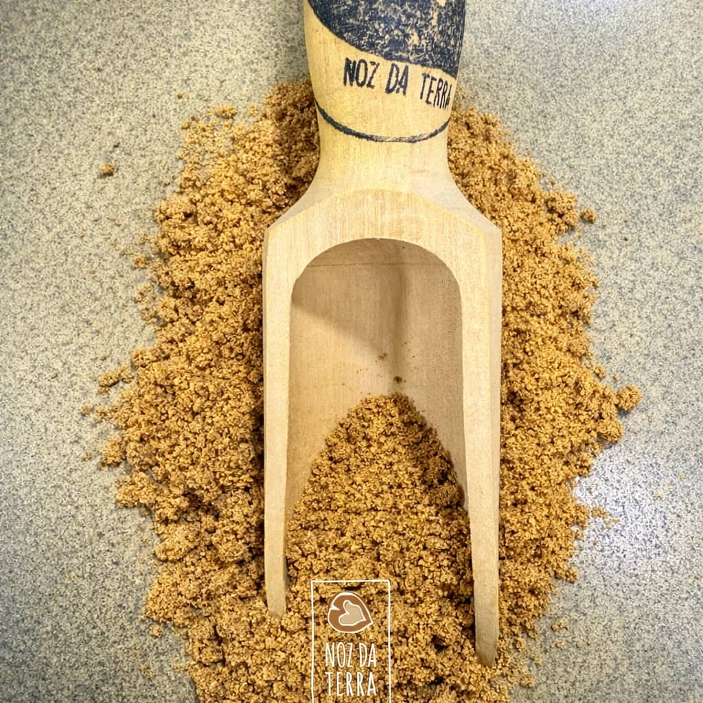Noz moscada moída com aroma característico e sabor intenso, indispensável para dar profundidade e equilíbrio às suas receitas.