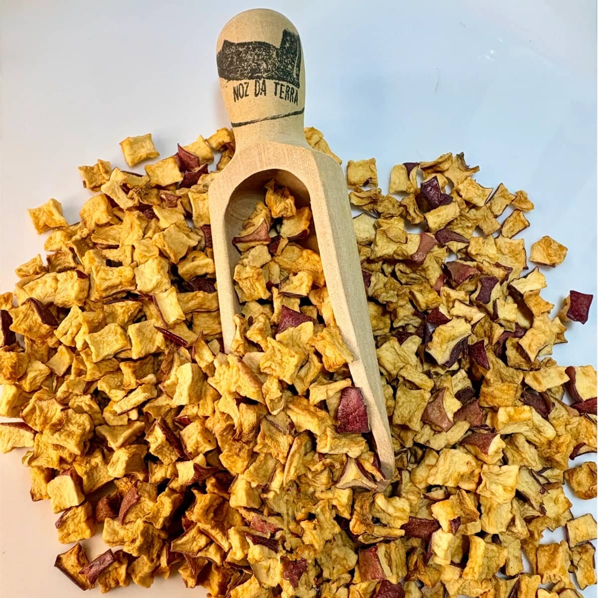 Maçã seca em cubos, naturalmente rica em fibra e cheia de sabor, perfeita para granolas, iogurtes, saladas, bolos e outras receitas.