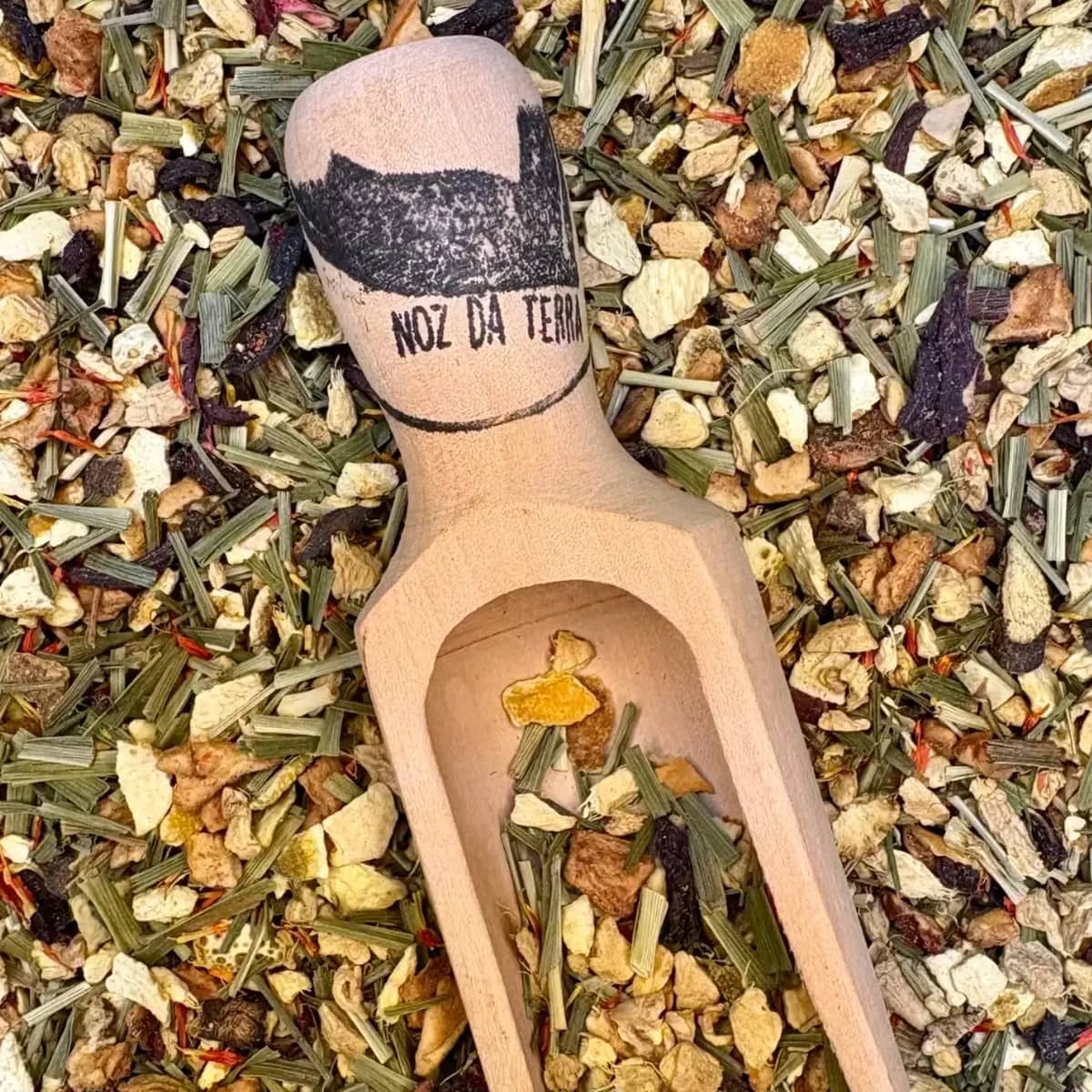 A Tisana Laranja e Gengibre é feita com ingredientes 100% naturais. Sinta a intensidade dos sabores naturais a cada infusão, ideal para qualquer hora do dia.