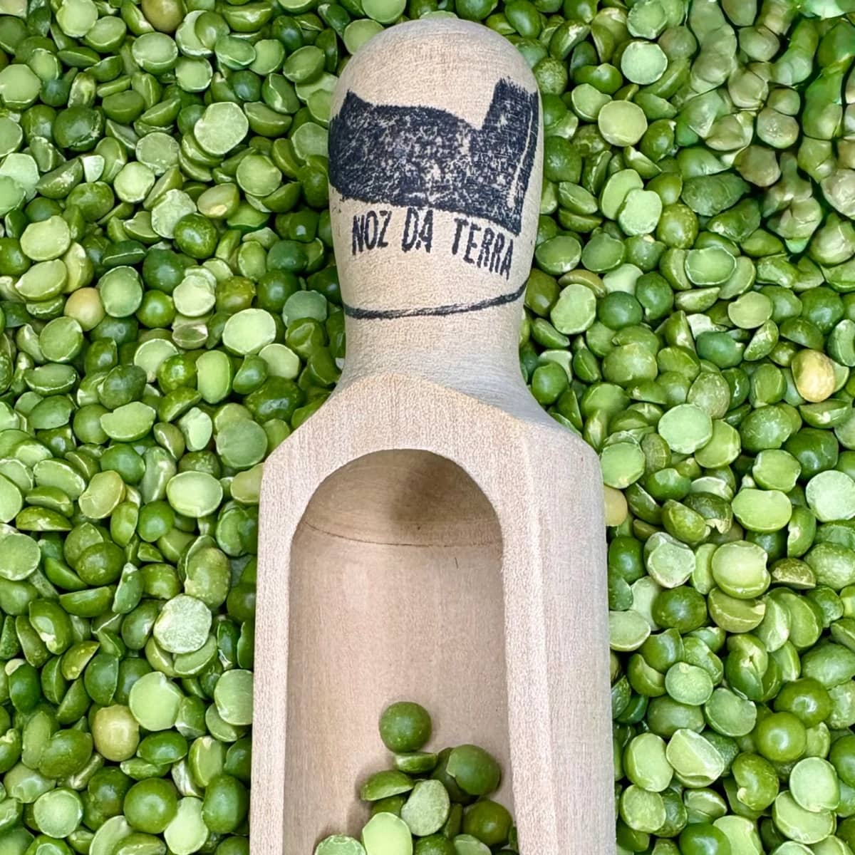 Ervilha verde partida sem casca, ideal para sopas cremosas, purés, guisados e receitas onde se pretende uma textura macia.