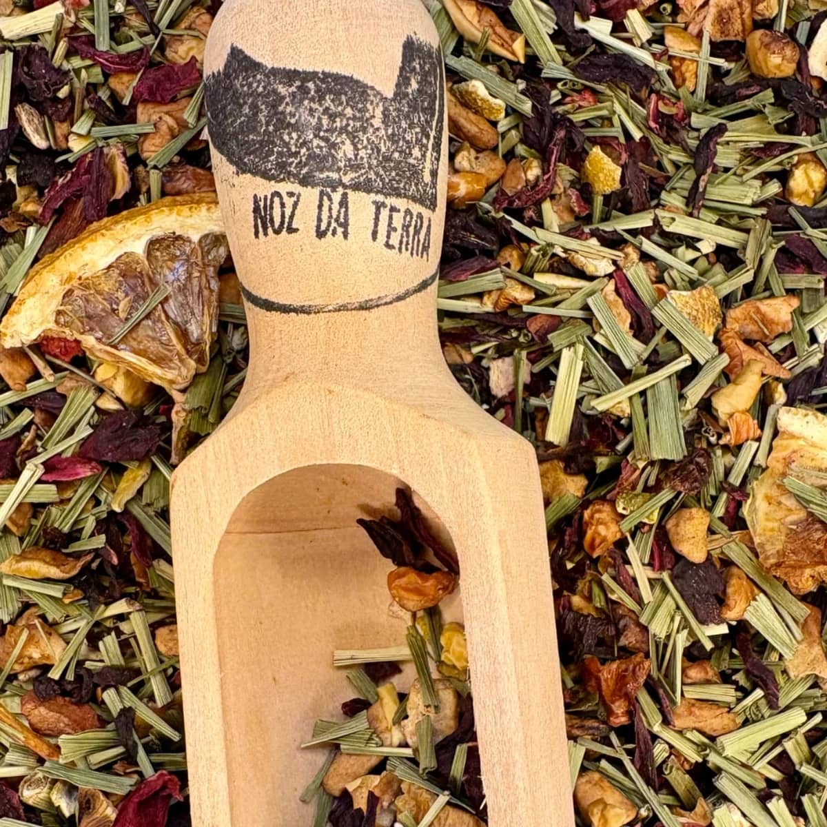 Nesta imagem, apresentamos a nossa Tisana Adão e Eva, uma mistura encantadora de ervas que promete um momento de relaxamento e bem-estar. Com uma combinação equilibrada de ingredientes naturais, esta tisana é perfeita para ser saboreada a qualquer hora do dia. As folhas verdes frescas e as flores coloridas criam uma apresentação visualmente atraente, convidando a uma experiência de degustação única. Ideal para aquecer o corpo e acalmar a mente, a Tisana Adão e Eva é a escolha perfeita para quem procura um toque de natureza na sua rotina. Desfrute de cada chávena e deixe-se envolver pelos sabores e aromas desta tisana especial!