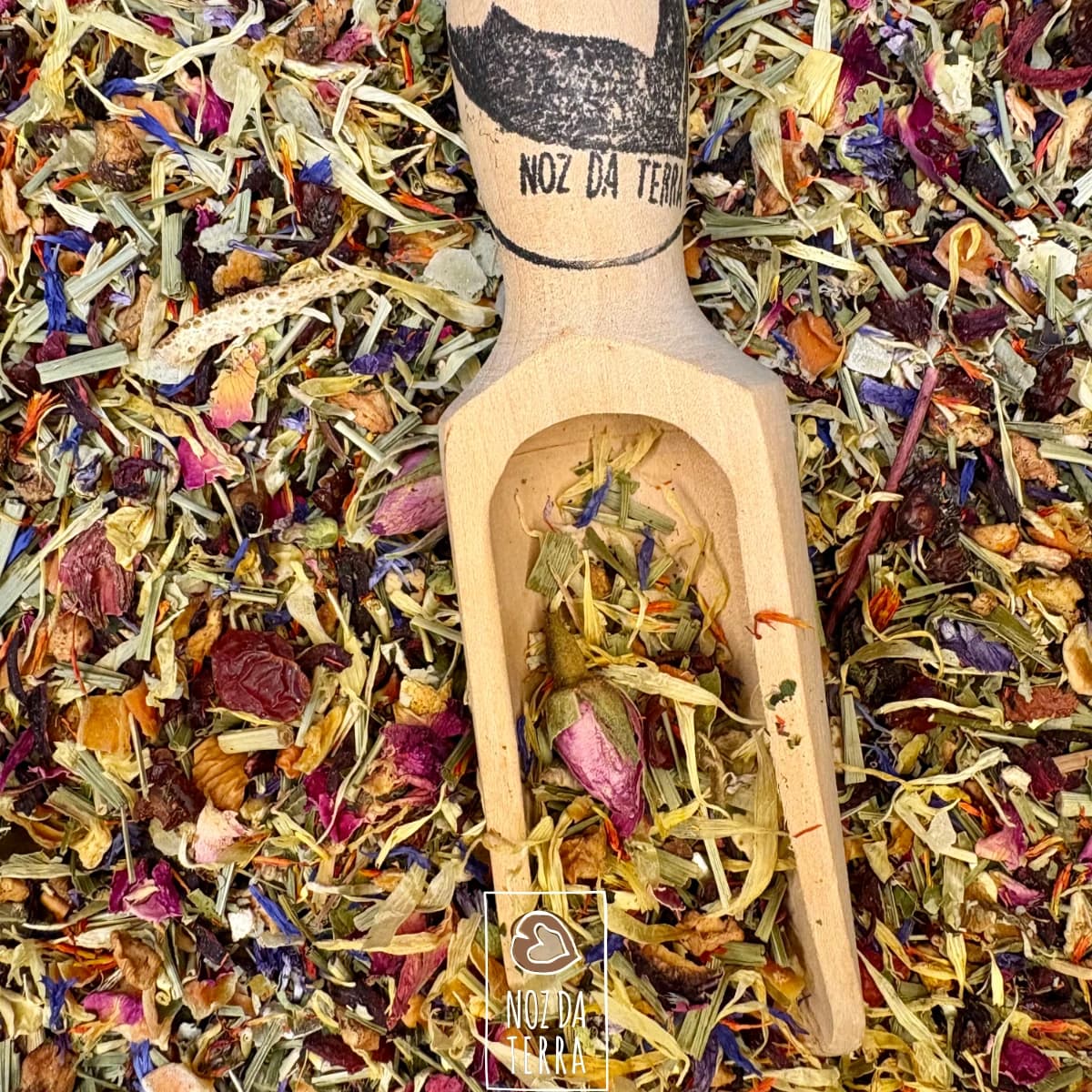Desfrute da Tisana Celebração Natalícia, uma infusão que combina o calor da canela com a frescura da erva-príncipe, criando uma experiência de sabor reconfortante e ideal para os dias frios de inverno.