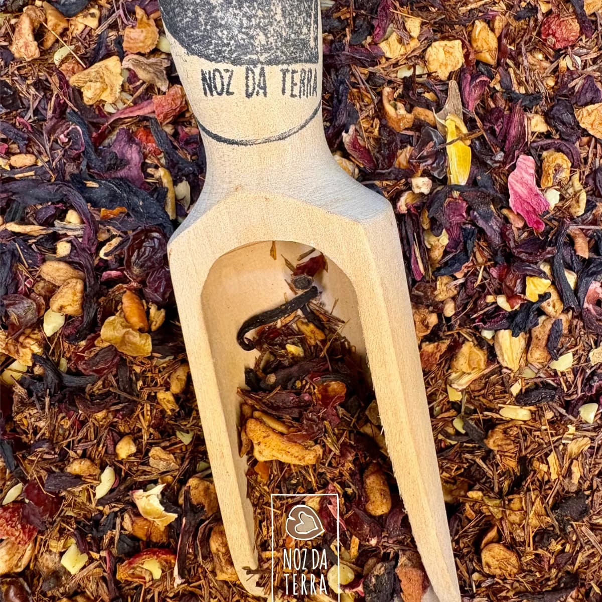 Nesta imagem, apresentamos a Tisana Gourmet Amêndoa e Canela, uma infusão que combina a suavidade da amêndoa com o calor reconfortante da canela. A embalagem elegante destaca os ingredientes de qualidade, enquanto a cor rica da tisana sugere um sabor intenso e acolhedor. Os elementos visuais, como as amêndoas inteiras e os paus de canela, evocam a frescura e a autenticidade dos ingredientes. Esta tisana é perfeita para momentos de relaxamento, convidando a uma pausa tranquila e saborosa. Desfrute de cada chávena e deixe-se envolver pelos aromas envolventes desta deliciosa infusão!