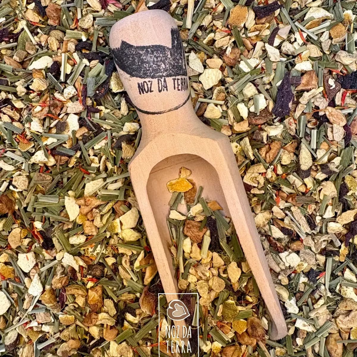 A Tisana Laranja e Gengibre é feita com ingredientes 100% naturais. Sinta a intensidade dos sabores naturais a cada infusão, ideal para qualquer hora do dia.