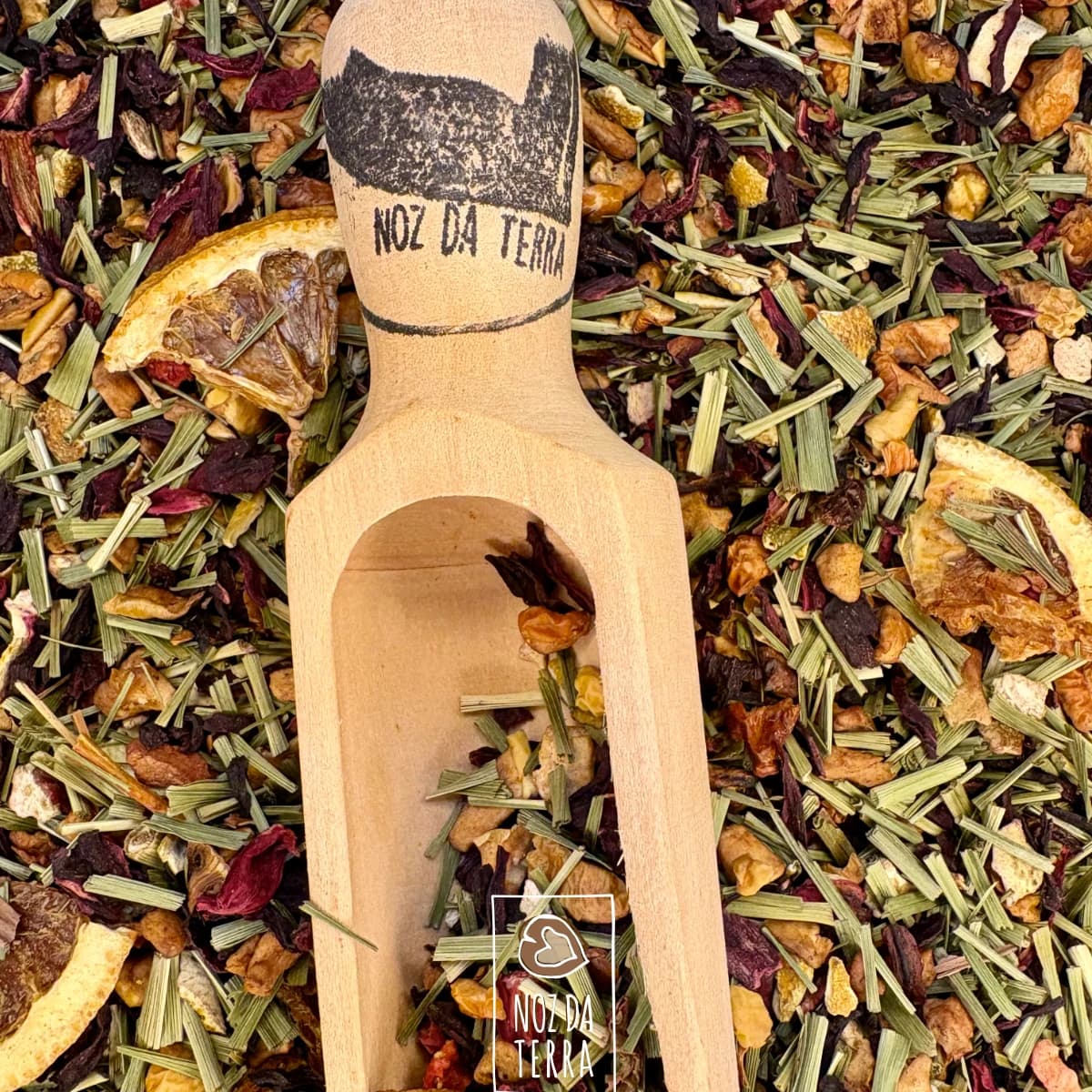 Nesta imagem, apresentamos a nossa Tisana Adão e Eva, uma mistura encantadora de ervas que promete um momento de relaxamento e bem-estar. Com uma combinação equilibrada de ingredientes naturais, esta tisana é perfeita para ser saboreada a qualquer hora do dia. As folhas verdes frescas e as flores coloridas criam uma apresentação visualmente atraente, convidando a uma experiência de degustação única. Ideal para aquecer o corpo e acalmar a mente, a Tisana Adão e Eva é a escolha perfeita para quem procura um toque de natureza na sua rotina. Desfrute de cada chávena e deixe-se envolver pelos sabores e aromas desta tisana especial!