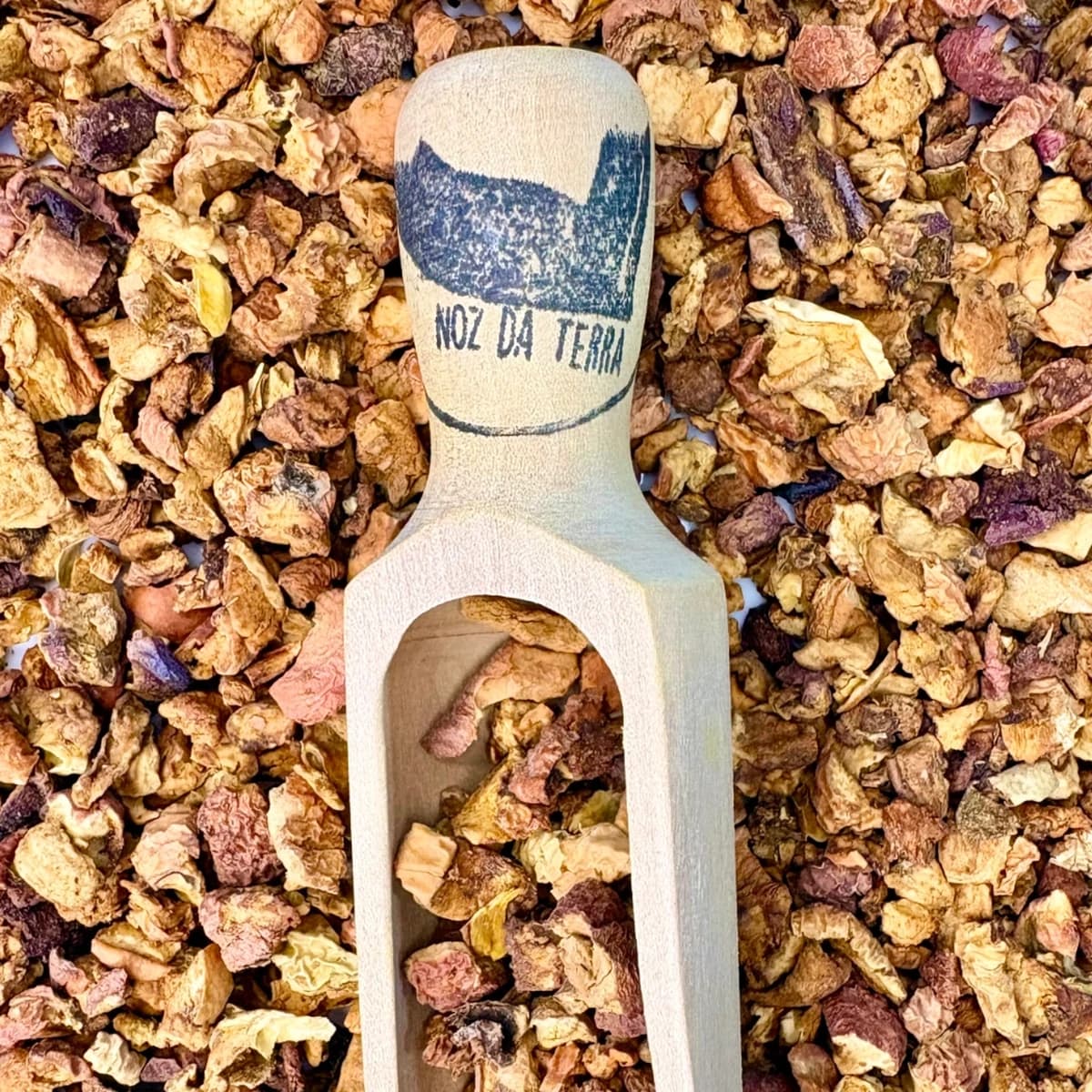 Infusão Turco de Maçã preparada com pedaços de maçã desidratada, de aroma frutado e sabor naturalmente suave e agradável.