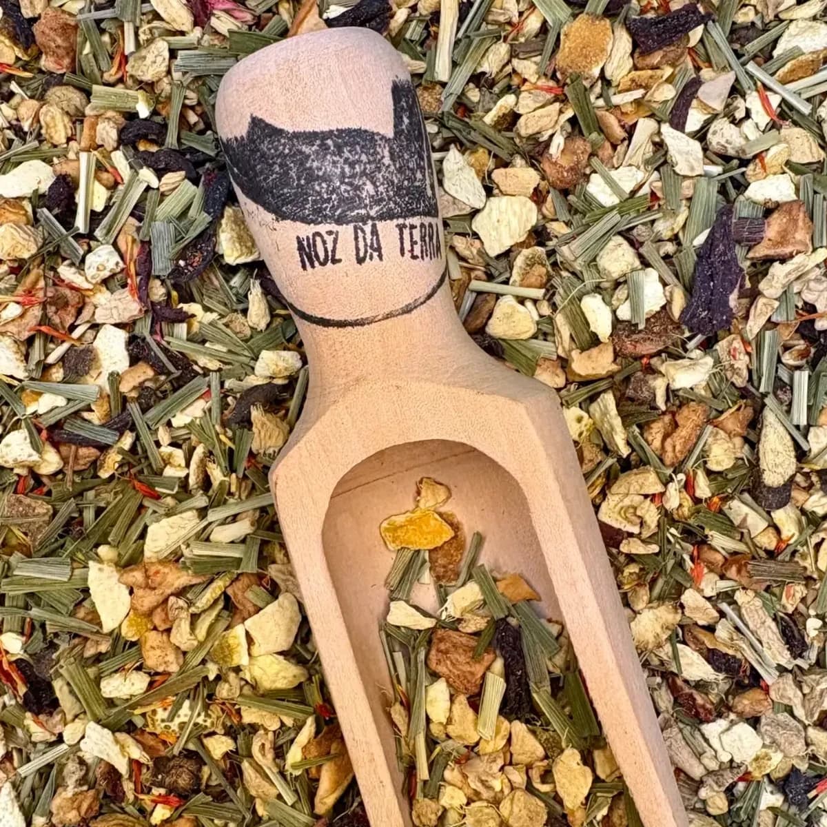 A Tisana Laranja e Gengibre é feita com ingredientes 100% naturais. Sinta a intensidade dos sabores naturais a cada infusão, ideal para qualquer hora do dia.