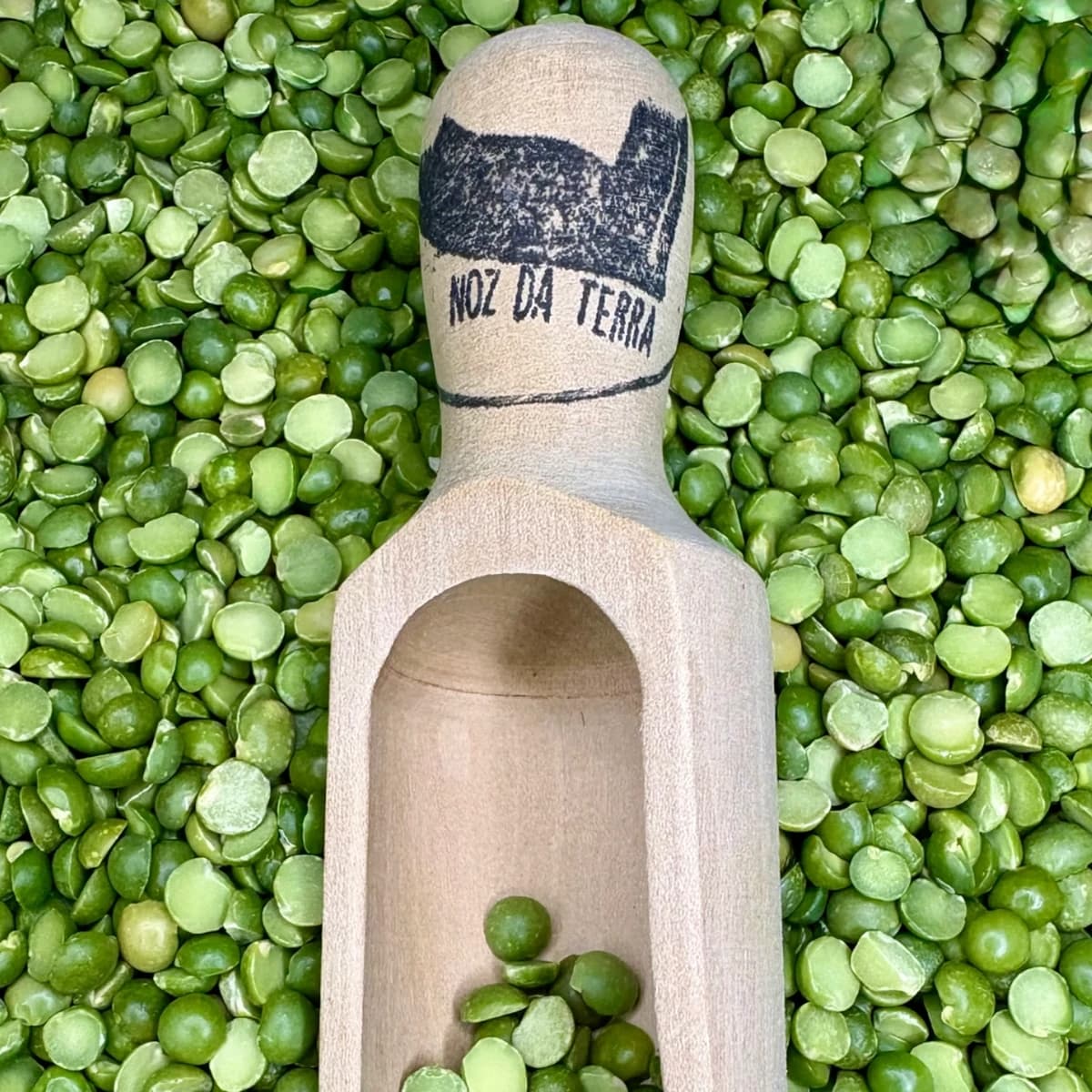 Ervilha verde partida sem casca, ideal para sopas cremosas, purés, guisados e receitas onde se pretende uma textura macia.