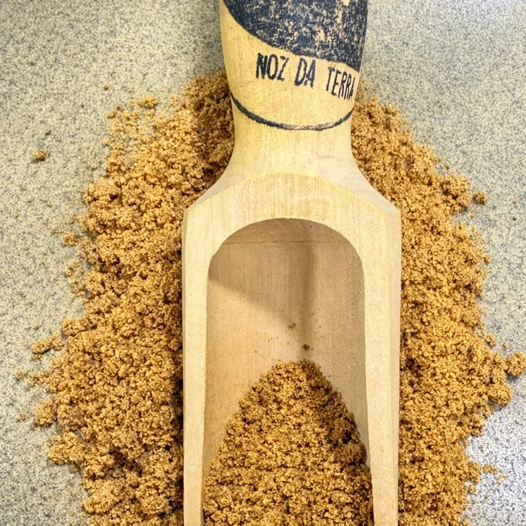 Noz moscada moída com aroma característico e sabor intenso, indispensável para dar profundidade e equilíbrio às suas receitas.